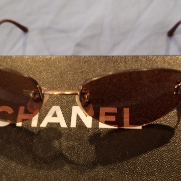 Authentic Chanel sunglass - Picture 6 of 8